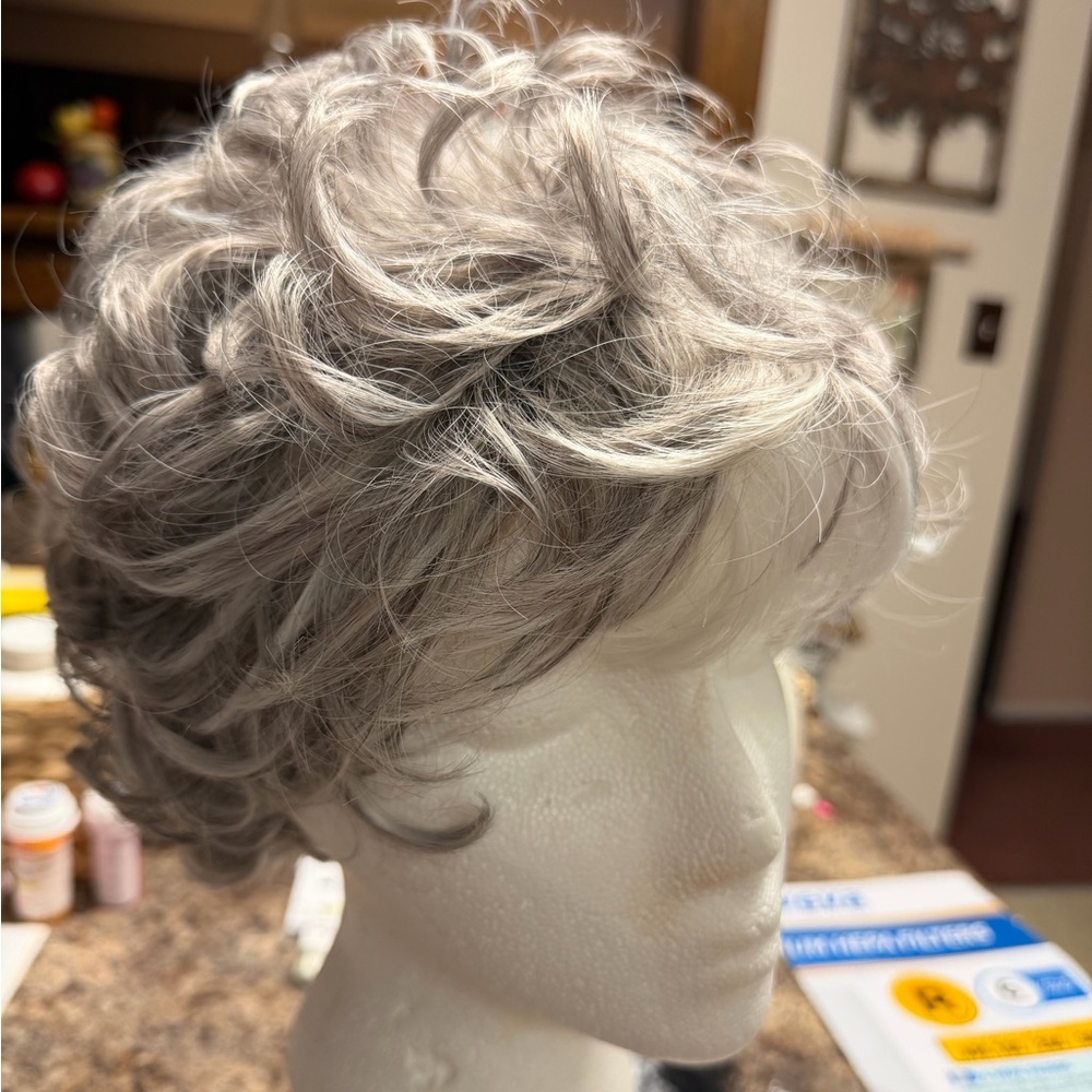 Stylish Short Layered Women's Wig in Silver Gray